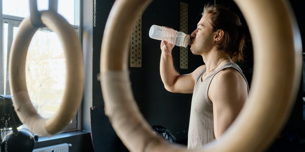<img src=”Trening.jpg” alt=”Čovek pije vodu tokom treninga”/>